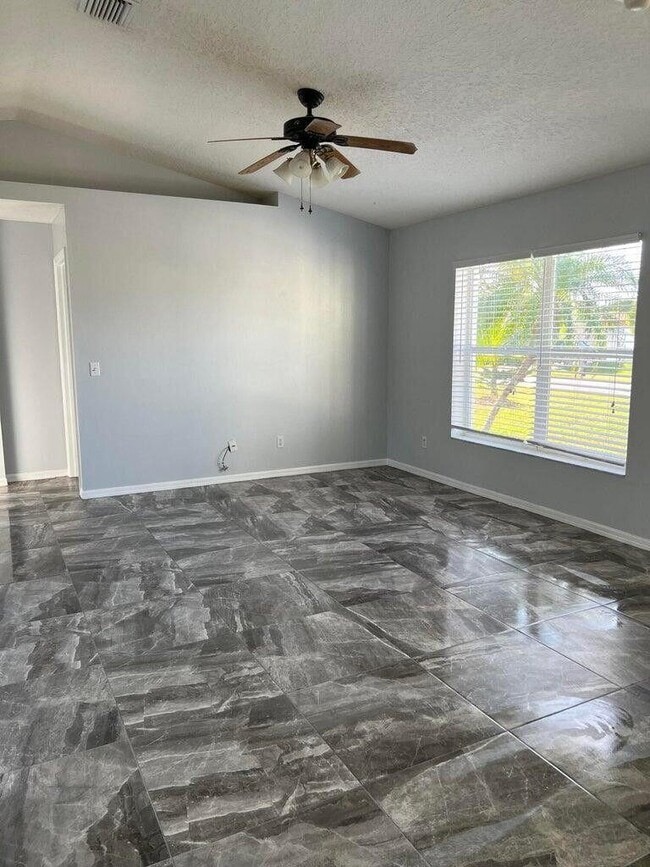 774 SE Atlantus Ave in Port St. Lucie, FL - Building Photo - Building Photo