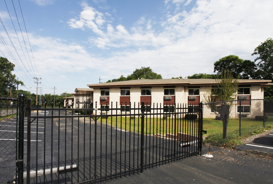 Academy Apartments in Nashville, TN - Building Photo