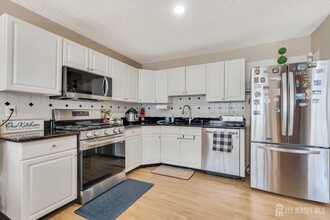 55 Guisborough Way in Edison, NJ - Building Photo - Building Photo