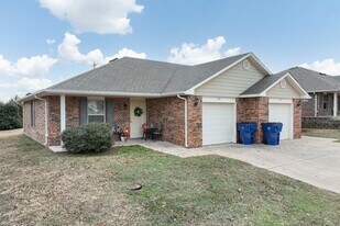 Cottage Park Guthrie in Guthrie, OK - Building Photo