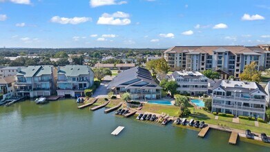 104 Cove E in Horseshoe Bay, TX - Foto de edificio - Building Photo
