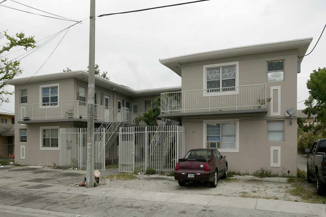 1575 NW 59th St in Miami, FL - Foto de edificio