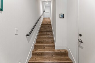 215 Elm Ave in Long Beach, CA - Foto de edificio - Building Photo