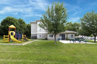 PARK RUN APARTMENTS in Le Claire, IA - Building Photo - Building Photo