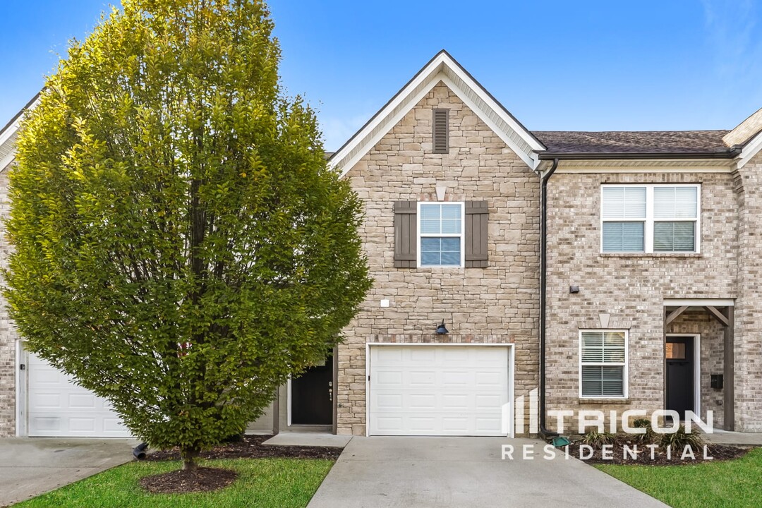 407 Riverwood Ct in Mount Juliet, TN - Foto de edificio