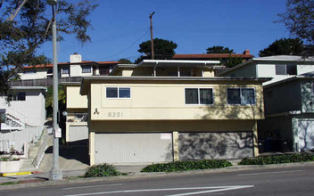 8351 W Manchester Ave in Playa Del Rey, CA - Foto de edificio - Building Photo