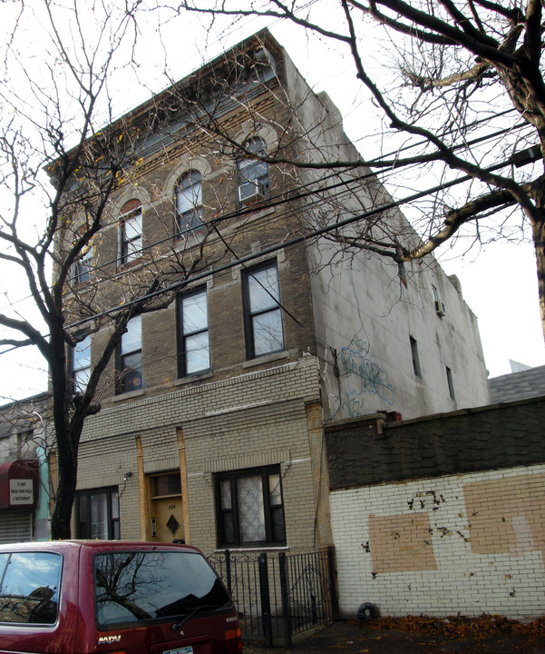 504 Seneca Ave in Flushing, NY - Building Photo