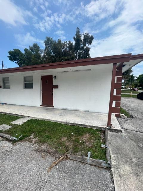 327 Silver Beach Rd in Lake Park, FL - Building Photo