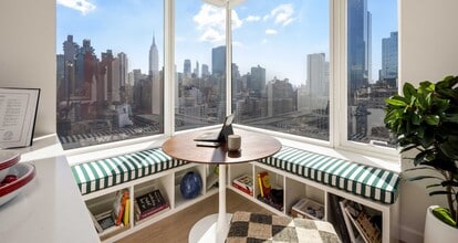 550 Tenth Avenue in New York, NY - Foto de edificio - Building Photo