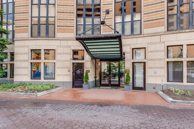 400 Massachusetts Ave NW in Washington, DC - Building Photo - Building Photo