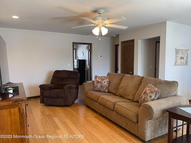 65 Grand Central Ave, Unit 2 in Lavallette, NJ - Foto de edificio - Building Photo