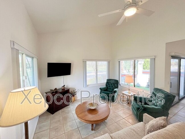 2010 Lawrence Crossley Rd in Palm Springs, CA - Foto de edificio - Building Photo