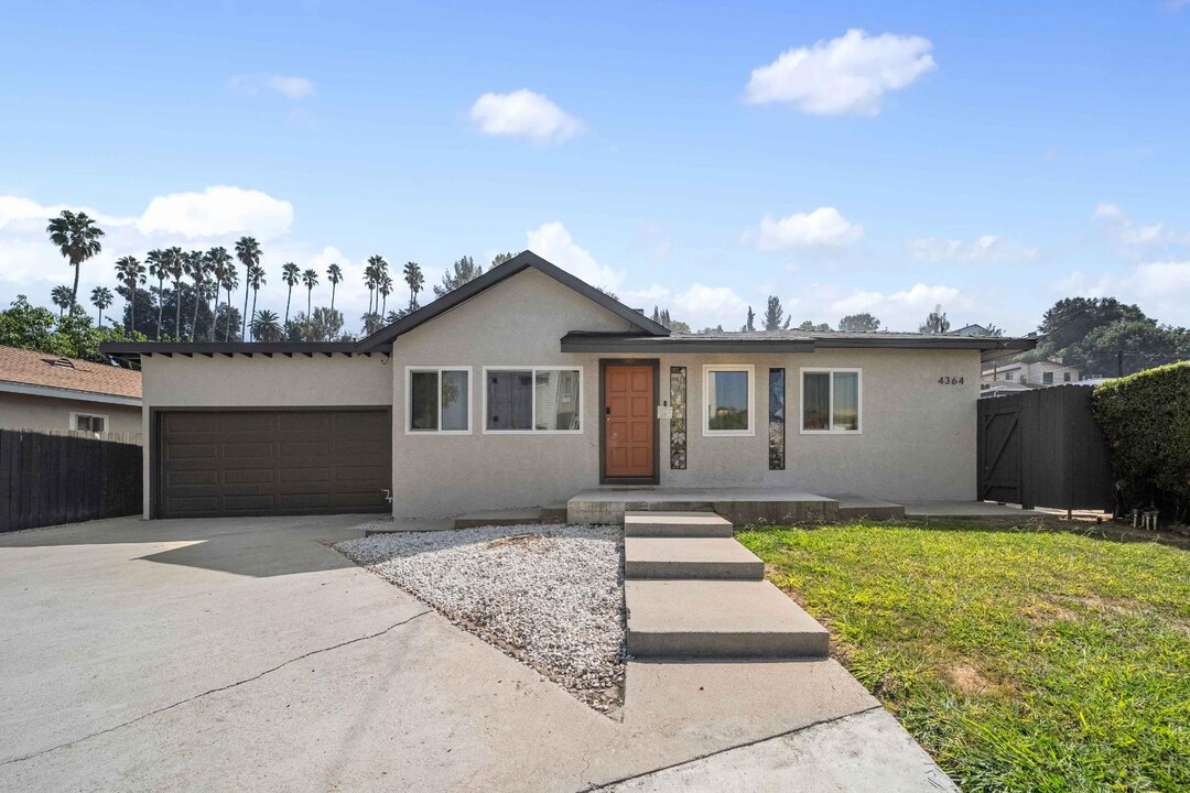 4364 Toland Way in Los Angeles, CA - Foto de edificio