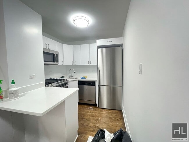 E 16 ST, Unit 19A in New York, NY - Building Photo - Building Photo