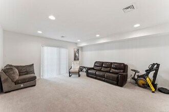 403 Copper Square Dr in Bethel, CT - Building Photo - Building Photo