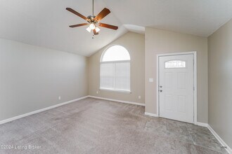 8205 Krystle Ridge Pl in Louisville, KY - Building Photo - Building Photo