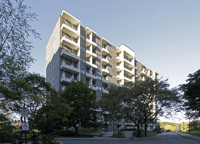 South Kingsway Square in Toronto, ON - Building Photo - Building Photo