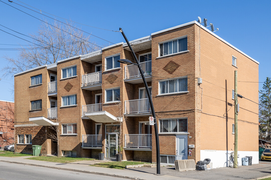 5026 De Charleroi in Montréal, QC - Building Photo