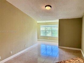 595 Vista Isles Dr in Plantation, FL - Building Photo