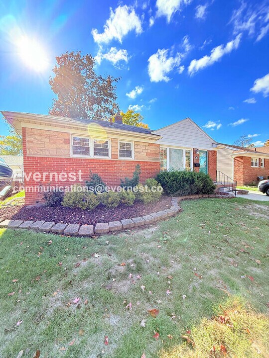 165 W Baker Ave in Clawson, MI - Building Photo