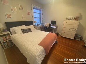 1942 Beacon St, Unit 1 in Boston, MA - Building Photo - Building Photo