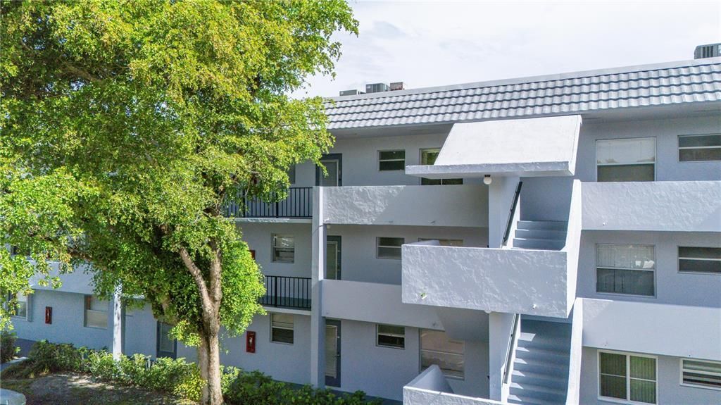 8350 Sands Point Blvd in Tamarac, FL - Building Photo