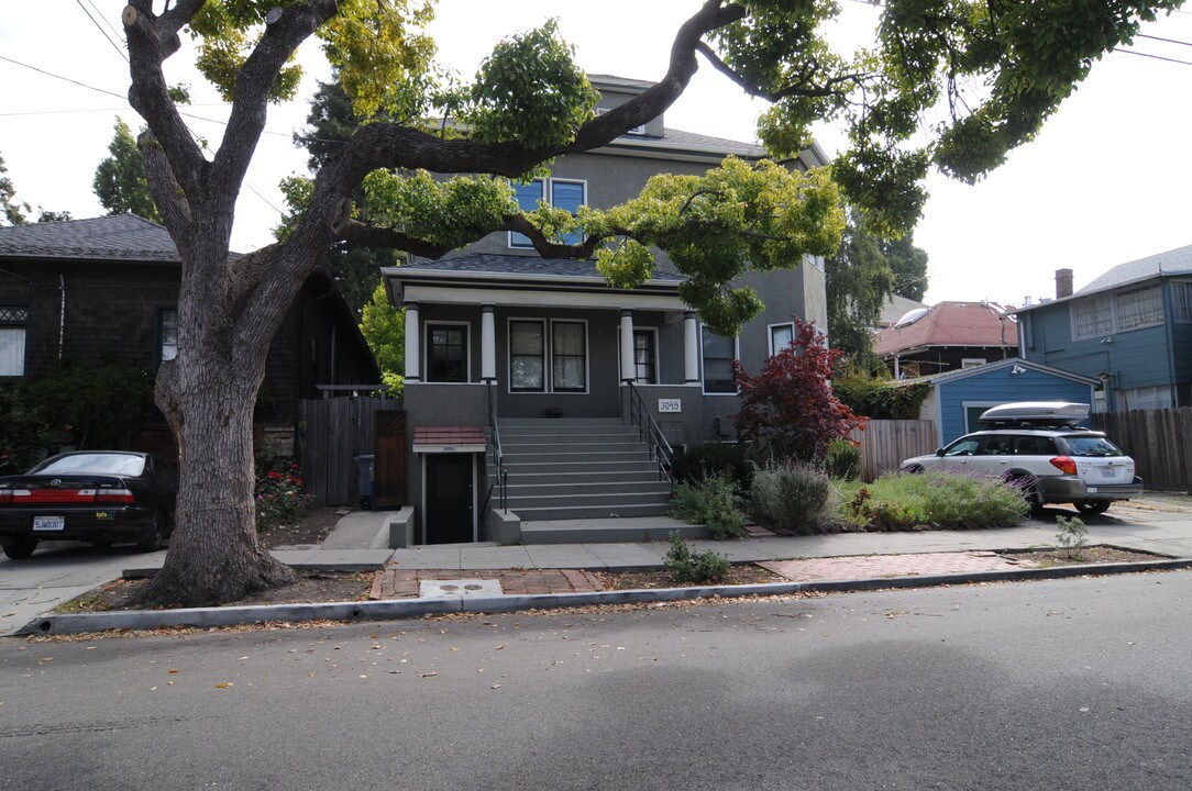 3045,3045 1/2 Deakin St. in Berkeley, CA - Foto de edificio