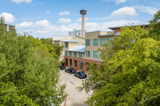 Refugio Place in San Antonio, TX - Building Photo - Building Photo