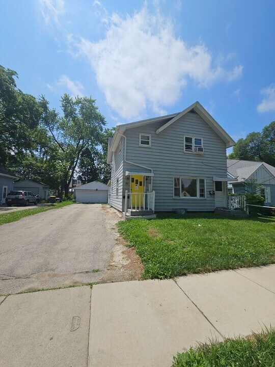 811 Rock St in Waukesha, WI - Building Photo