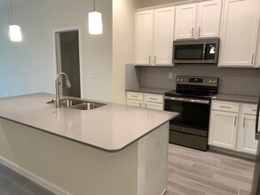 9890 Red Eagle Dr in Orlando, FL - Building Photo - Building Photo