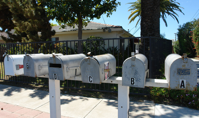 327 E 18th St in Costa Mesa, CA - Building Photo - Building Photo