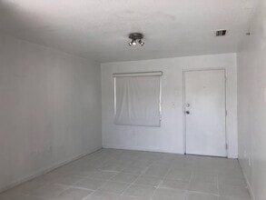 1453 SW 3rd St, Unit 306 in Miami, FL - Foto de edificio - Building Photo