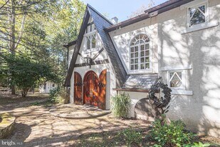 132 E Dark Hollow Rd in Pipersville, PA - Building Photo