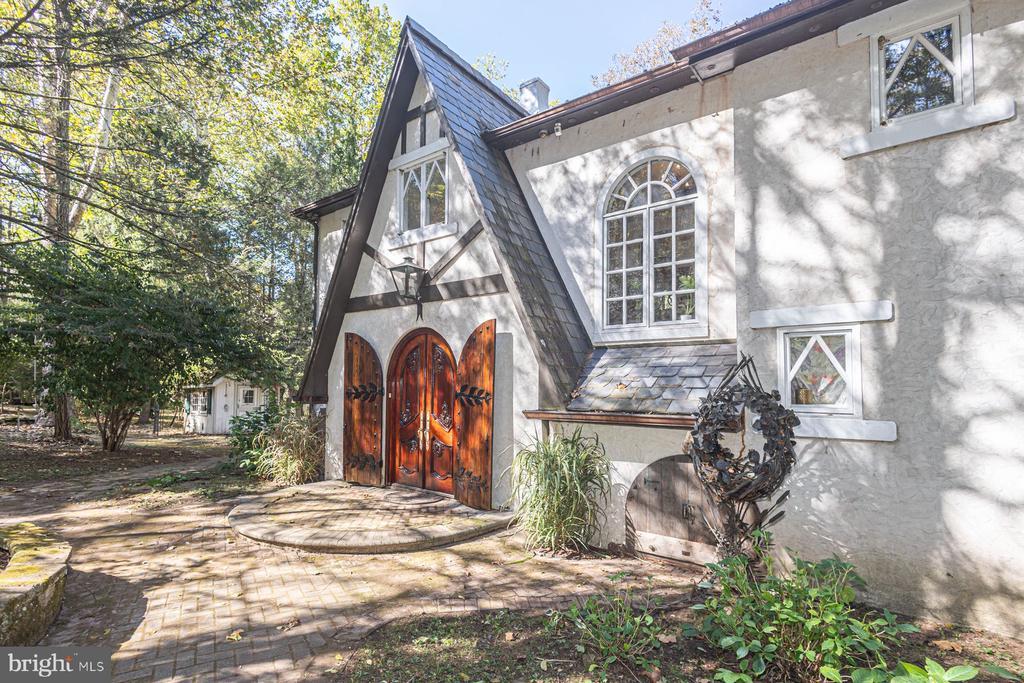 132 E Dark Hollow Rd in Pipersville, PA - Building Photo