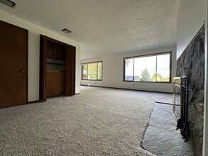 7150 SE Thorburn St, Unit A in Portland, OR - Foto de edificio - Building Photo