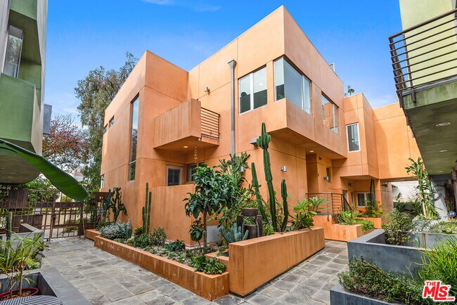 900 N W Knoll Dr in West Hollywood, CA - Building Photo - Building Photo