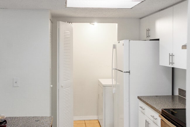 5065 Wiles Rd in Coconut Creek, FL - Foto de edificio - Building Photo