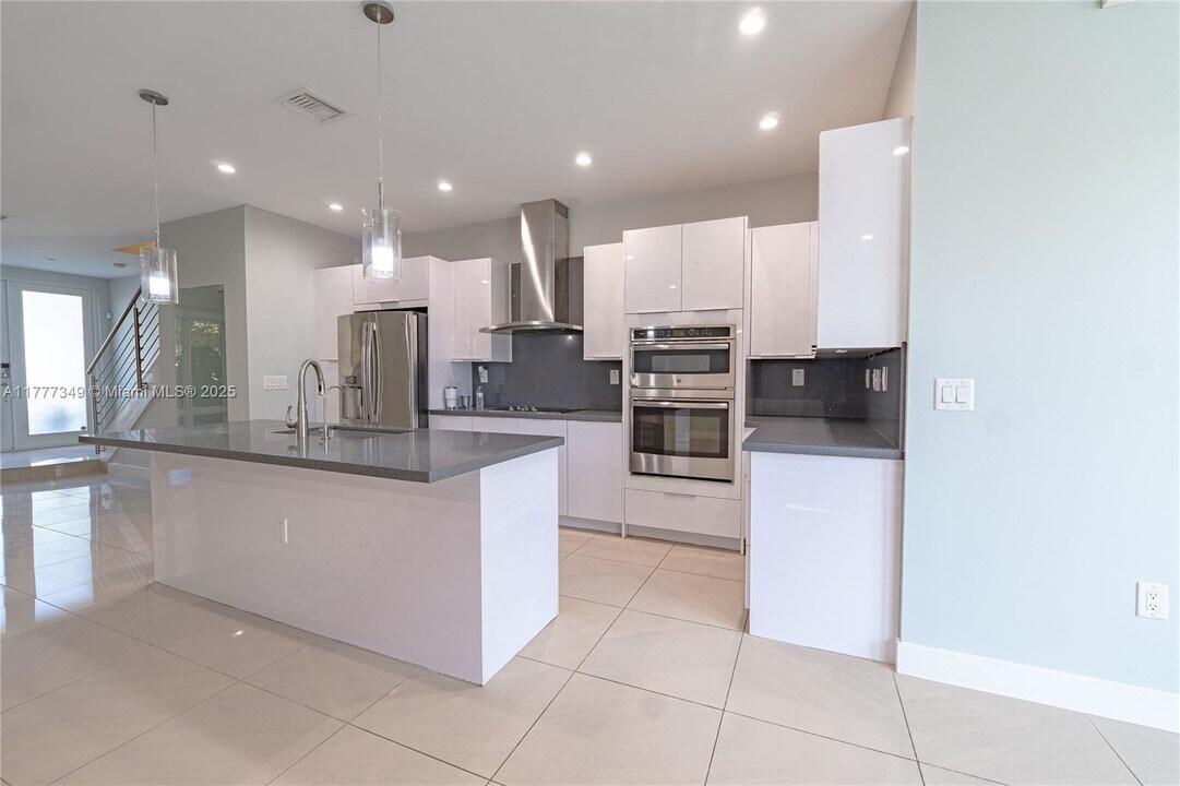 6404 NW 104th Path in Medley, FL - Building Photo