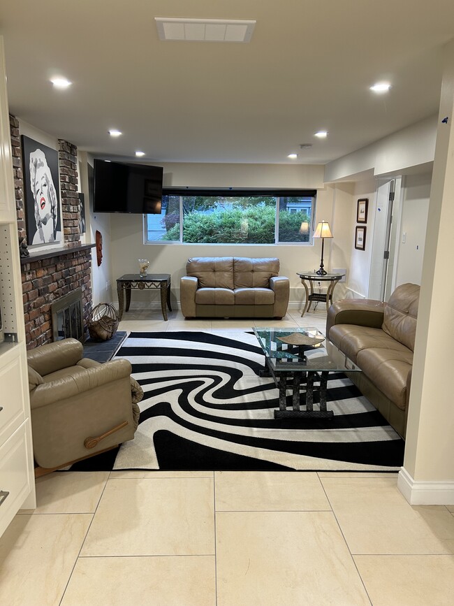 property at 9211 Chapmond Cres