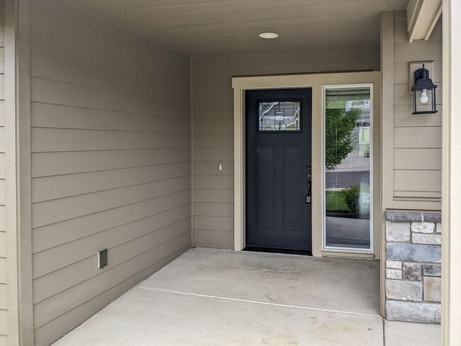 565 NE Fern Ave in Dallas, OR - Building Photo - Building Photo