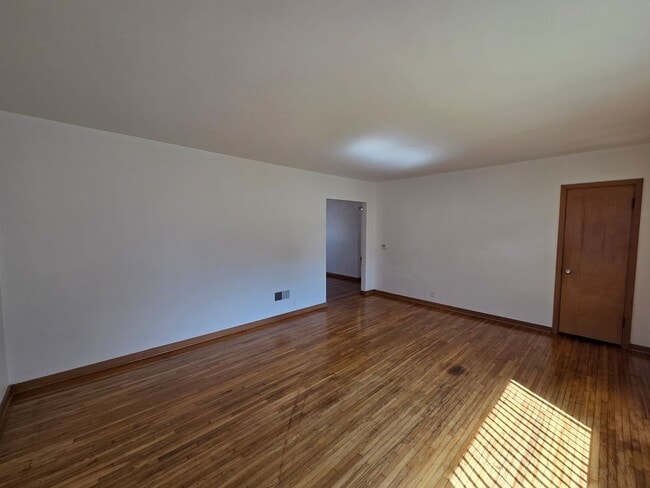 1025 W 8th St in Cedar Falls, IA - Building Photo - Building Photo