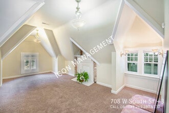 708 W South St in Kalamazoo, MI - Building Photo - Building Photo