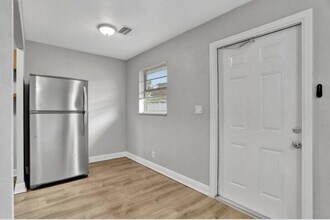 240 SE 9th Ave in Pompano Beach, FL - Building Photo - Building Photo