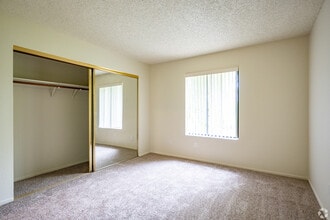 Creekside Apartments in Santa Rosa, CA - Building Photo - Building Photo