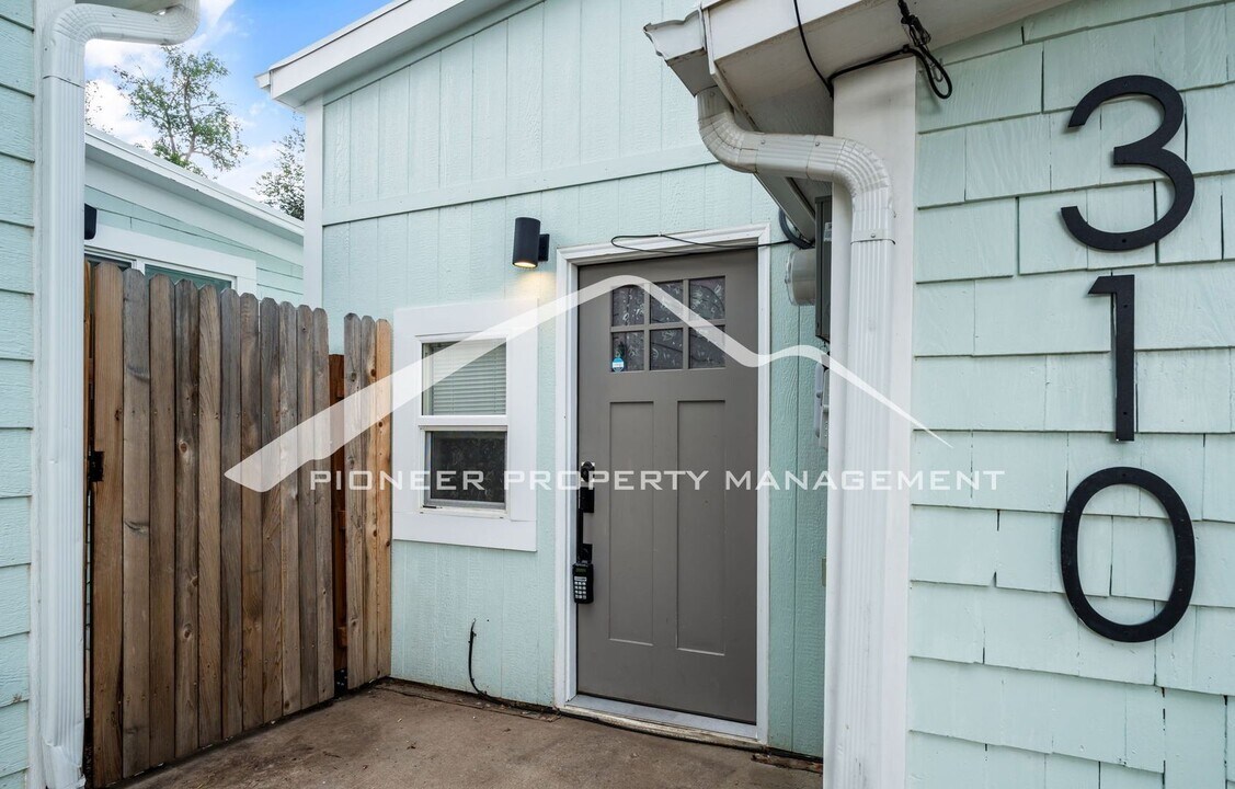 310 W St Vrain St in Colorado Springs, CO - Building Photo