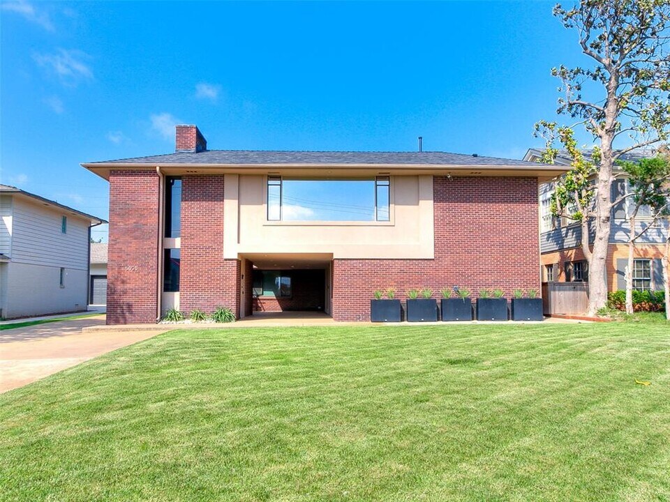6505 Avondale Dr in Nichols Hills, OK - Building Photo