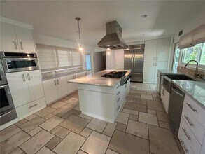 6395 SW 42nd Terrace in Miami, FL - Building Photo - Building Photo