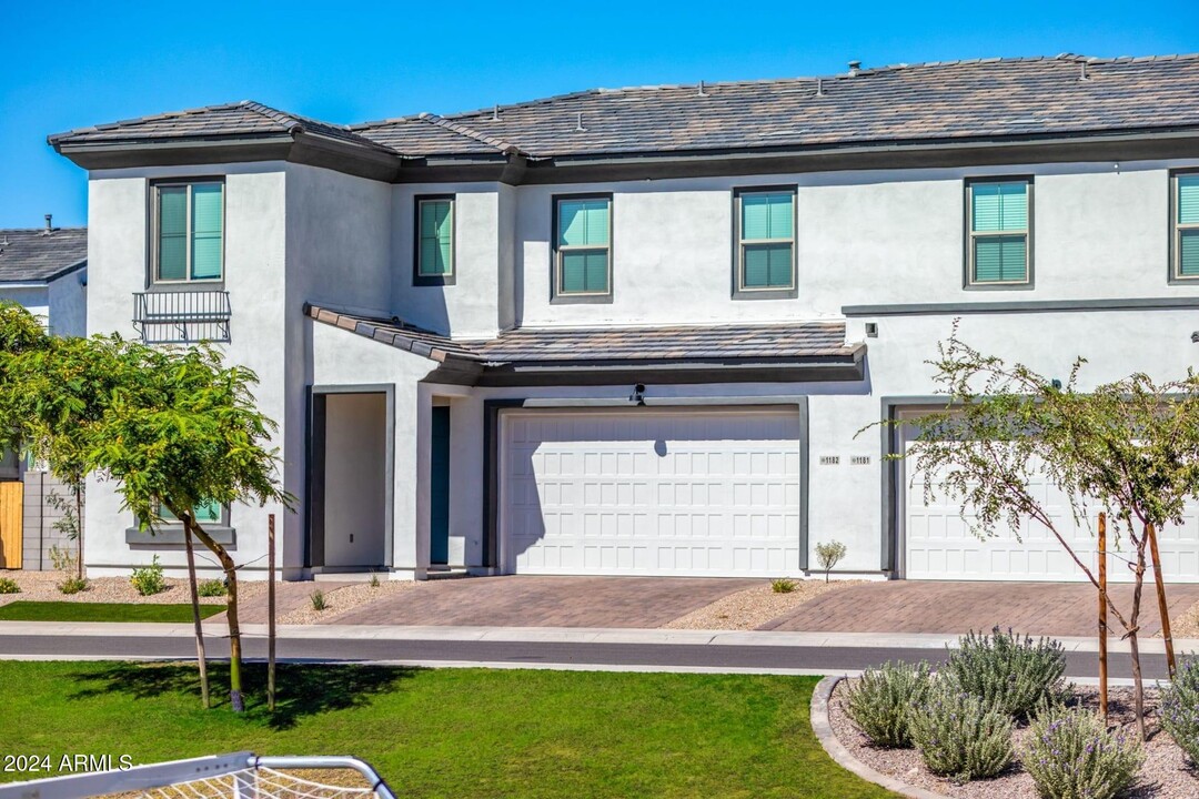 9745 E Hampton Ave-Unit -2 in Mesa, AZ - Building Photo