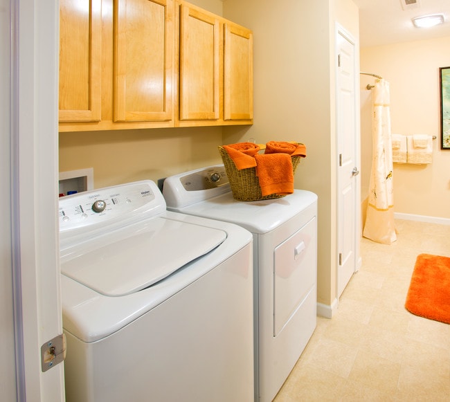 Redwood Commerce Township in Commerce Township, MI - Foto de edificio - Building Photo