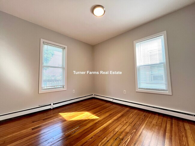 24 Maryland St, Unit 3 in Boston, MA - Foto de edificio - Building Photo